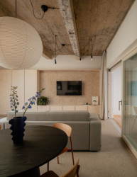 Architekti ponechali odhalené stropy z železobetonu. (Byt ve vnitrobloku; BekArch)