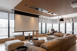 Obývací pokoj byl navržen jako multifunkční prostor s promítacím projektorem a prostorem pro klavír.