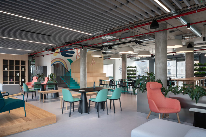 Nový interiér kanceláří Accolade doplněný o dekorativní svítidla od Light Works