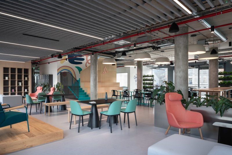 Nový interiér kanceláří Accolade doplněný o dekorativní svítidla od Light Works