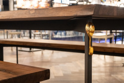 „Tenhle projekt je o detailu,“ poukazovali bratři Klánovi. Jako příklad zvolili lžičky, které slouží jako věšáčky na bundy nebo tašky na stolech v patře s jídlem. Mezi další výzdobu patří třeba plastové gorily či motýli v různých variantách.