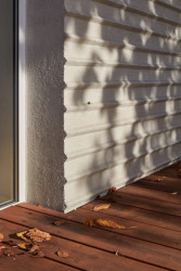 Nová terasa suterénního bytu v Praze od Matěje Šebka