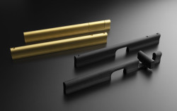 Integrovaný WC zámek je velmi nenápadný. Z druhé strany dveří je madlo vybavené řešením pro nouzové otevření