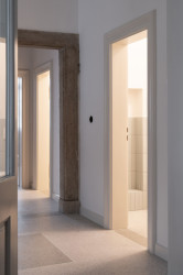 Na podlahách v namáhaných prostorech je terrazzo. (Rekonstrukce Malého Buquoyského Paláce v Praze, Tereza Scheibová)