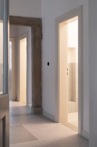 Na podlahách v namáhaných prostorech je terrazzo. (Rekonstrukce Malého Buquoyského Paláce v Praze, Tereza Scheibová)