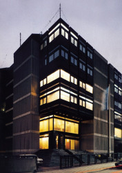 Před a po: původní vzhled ambasády.