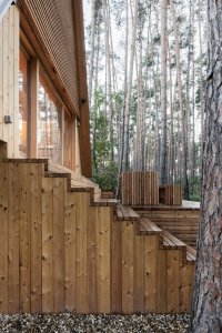Architekti Martin Maňo a Tomáš Amtmann navrhli na břehu slovenské vodní nádrže Horná Studená Voda dřevěnou chatu