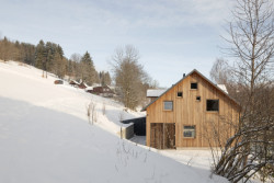 Hra oken na fasádě domu (Chalupa v Krkonoších; System Recovery Architects)