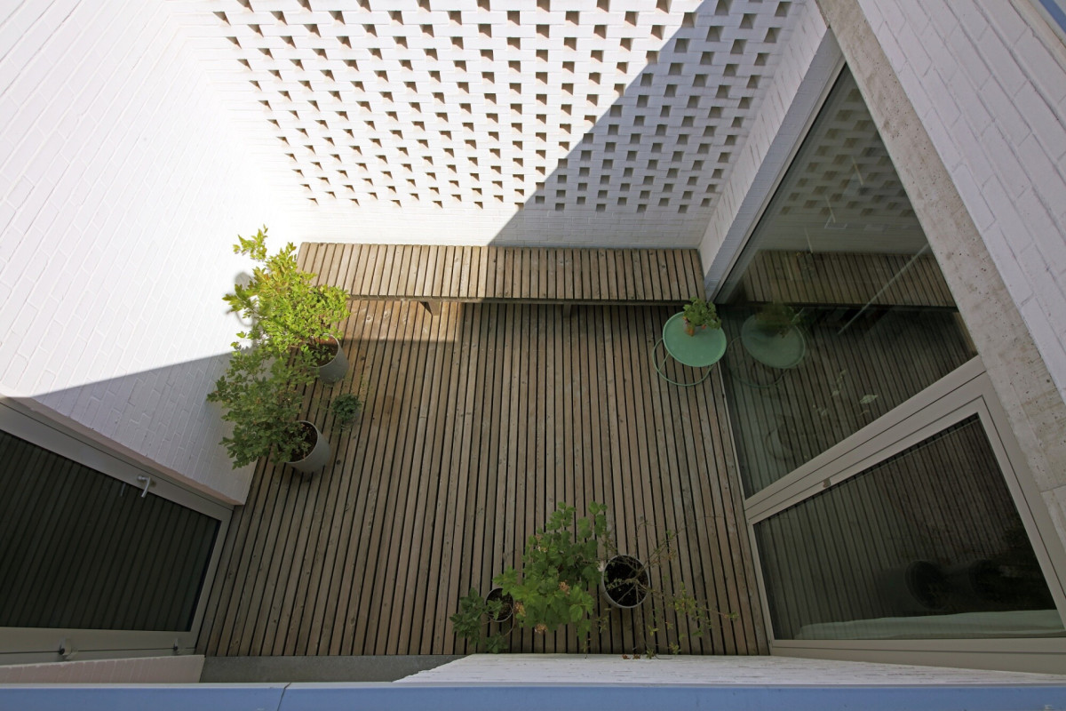 Atrium navazující na ložnici (Rodinný dům Polanka nad Odrou; bydloarchitekti)