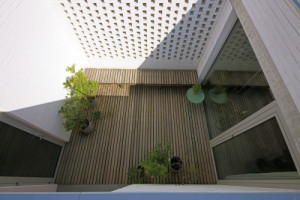 Atrium navazující na ložnici (Rodinný dům Polanka nad Odrou; bydloarchitekti)