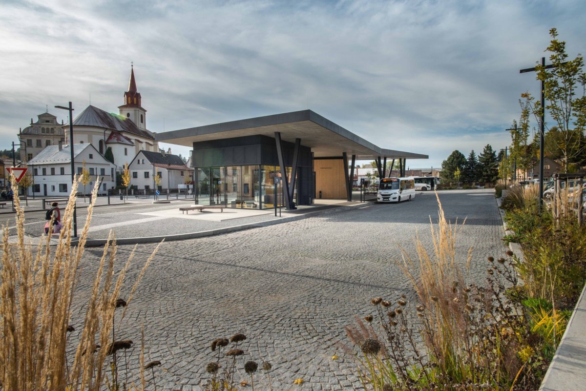 Studio Loca plan stojí za návrhem nového autobusového nádraží v malém městě Nová Paka