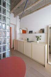 Každá soukromá jednotka je vybavena koupelnou, spací částí a kuchyňským koutem. (Metropol Be One Apartments v Bratislavě od BEEF ARCHITEKTI)