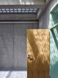 Lomené světlo, prostupující skrz sklobeton do haly, dodává hladkým povrchům proměnlivou strukturu. - Středisko správy a údržby dálnice, Přerov, Pelčák a partner architekti