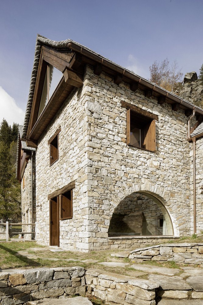 Přestavba stájí na víkendový dům v italských Alpách