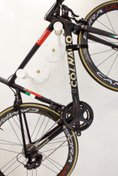 Cyklobutik L27, P6PA+Architects: Autoři návrhu mysleli i na praktické polohovatelné držáky na kola. Ty jsou proto zavěšena na polohovatelné závěsy na stěnách