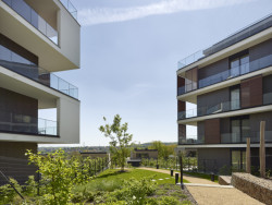 Dovnitř areálu se otevírají velkorysými proskleními, výrazně vykonzolovanými lodžiemi a posuvnými stínícími panely.