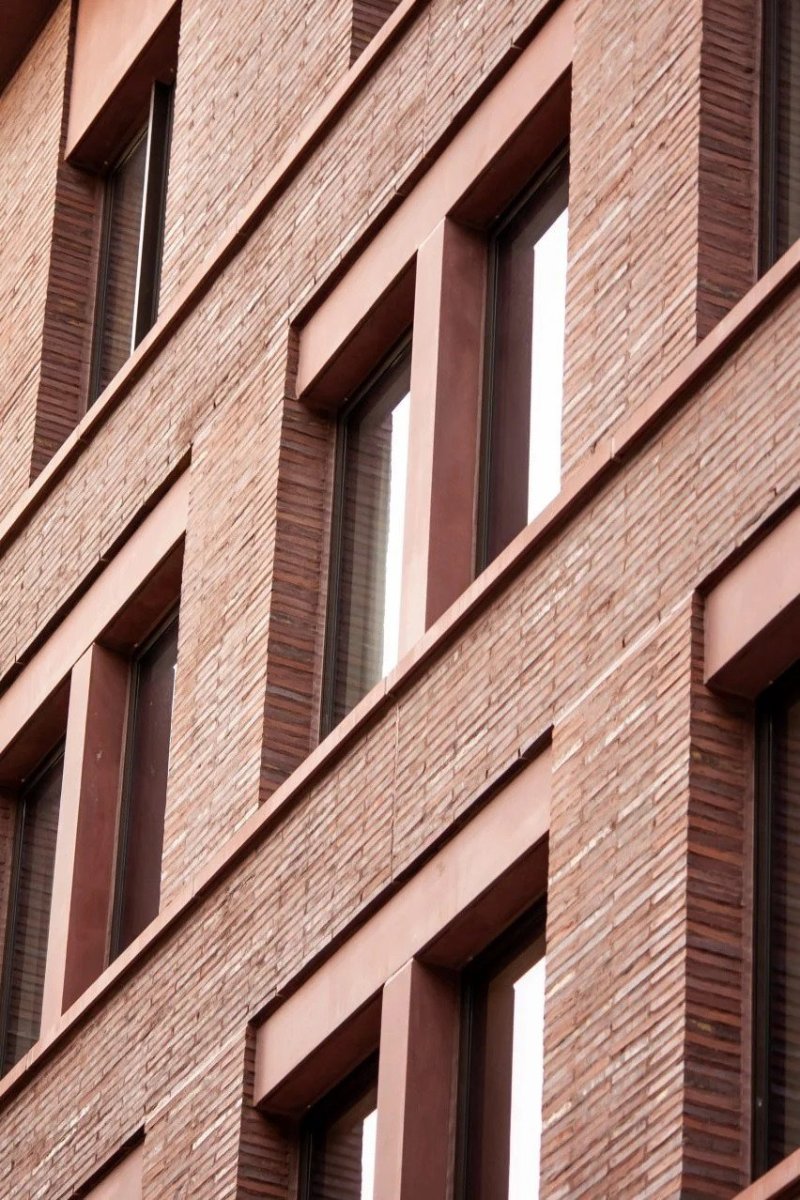 Bytovka z červeného betonu od David Chipperfield Architects