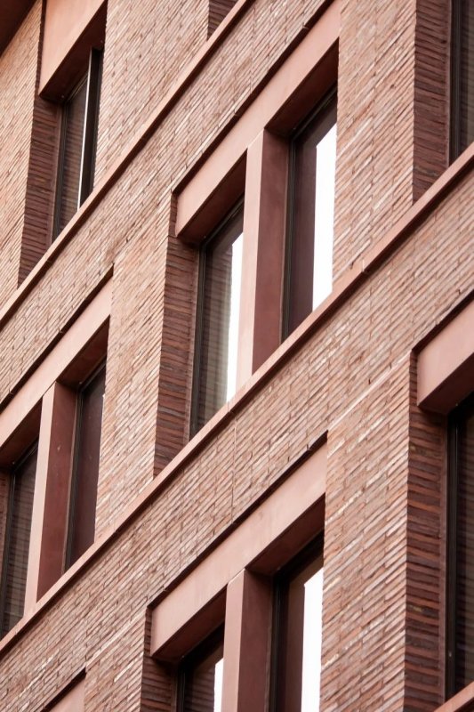 Bytovka z červeného betonu od David Chipperfield Architects