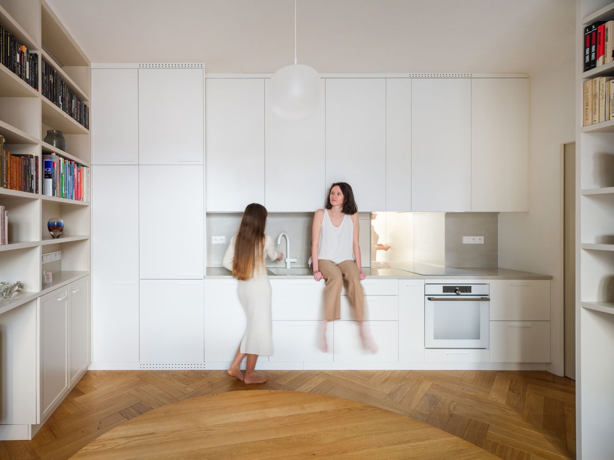 Přesouvalo se téměř vše - včetně kuchyně. (Rekonstrukce bytu v Praze, No Architects)