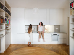 Přesouvalo se téměř vše - včetně kuchyně. (Rekonstrukce bytu v Praze, No Architects)