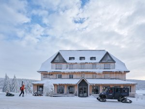 Centrum Hořec, kavárna, sál a v nejvyšším patře apartmány. (Centrum Hořec; ADR)