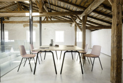 V případě potřeby je možné stoly spojit dohromady díky spojovačům z oceli a plastu, které navíc v případě nerovnosti podlahy vyrovnají výškové rozdíly pracovních desek.