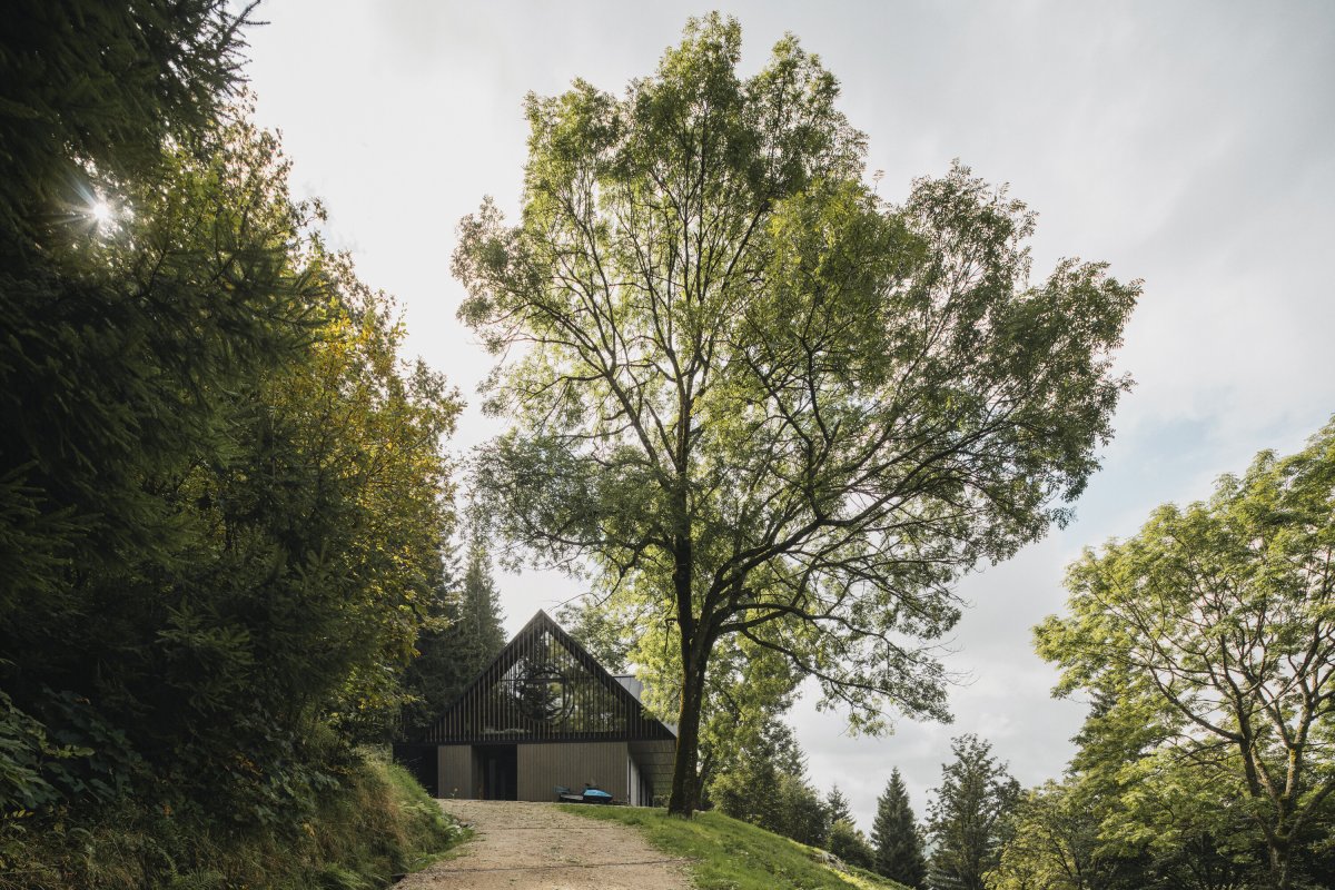 Chalupa ve Strážném je citlivě zasazena do krkonošské krajiny a přirozeně navazuje na charakter místa. (Chalupa ve stráni; Mimosa Architekti)