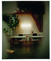 Teple bílá barva světla 2700 K je vhodná do obytných interiérů. (Wireline od od designerského dua Formafantasma pro Flos)