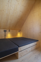 V ložnici je rozkládací postel