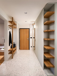 Vstupní prostor s dostatkem úložného prostoru v přilehlé šatně. (Byt U vodopádu, Iva Hájková Studio)