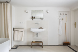 Zrcadlo a věšák z Laichterova dědictví (Apartmán v Laichterově domě, Other Projects Studio)