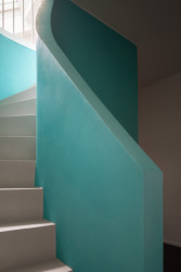 Do patra se chodí po tomto originálním schodišti. (Rodinný dům v Křenovicích, ika.architekti)