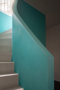 Do patra se chodí po tomto originálním schodišti. (Rodinný dům v Křenovicích, ika.architekti)