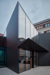 Obnova Červeného kostela, atelier-r: Krystalická hmota nového objektu reaguje na neogotickou formu Červeného kostela