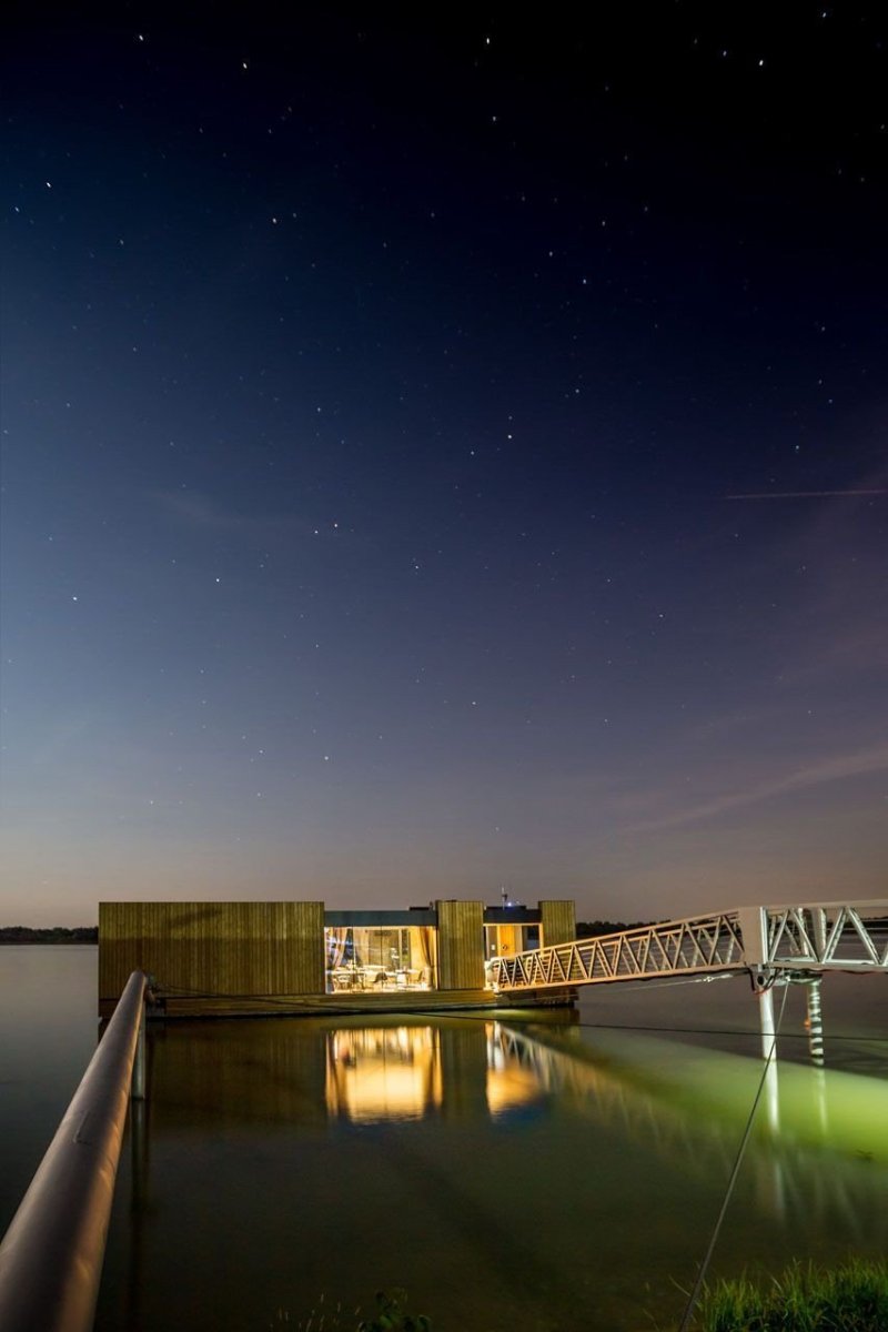 Přistávací molo s kavárnou - foto