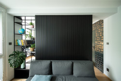 Mezi ložnicí a novou koupelnou na místě bývalé komory je efektní stěna z luxfer. (Rekonstrukce panelákového bytu; Markéta Janderová)