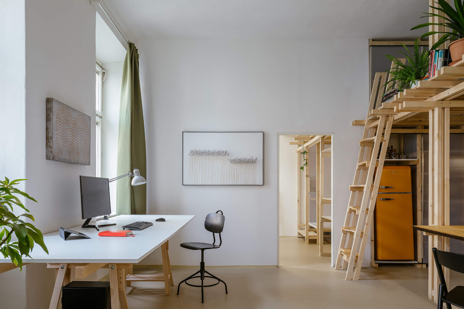 Ondřej Bělica - Ateliér na náměstí: Pro zařízení interiéru využil architekti snadno dostupné materiály