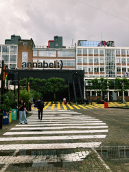 Žlutá lávka ústí do streetfoodového areálu.