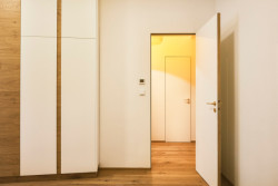 V patře se nacházejí dva pokoje a koupelna. (Byt na Novém Městě, Helena Ballošová)