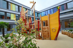 Námořnická tématika pokračuje i ve venkovní prostoru, kde „MS Regina“ – dřevěná loď na hraní umístěná na jednom z vnitřních nádvoří – zve děti, aby se pustily do nových dobrodružství.