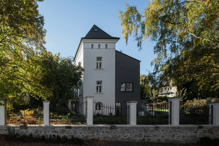 Zrekonstruovaná vila poblíž Prahy od Karnet architekti