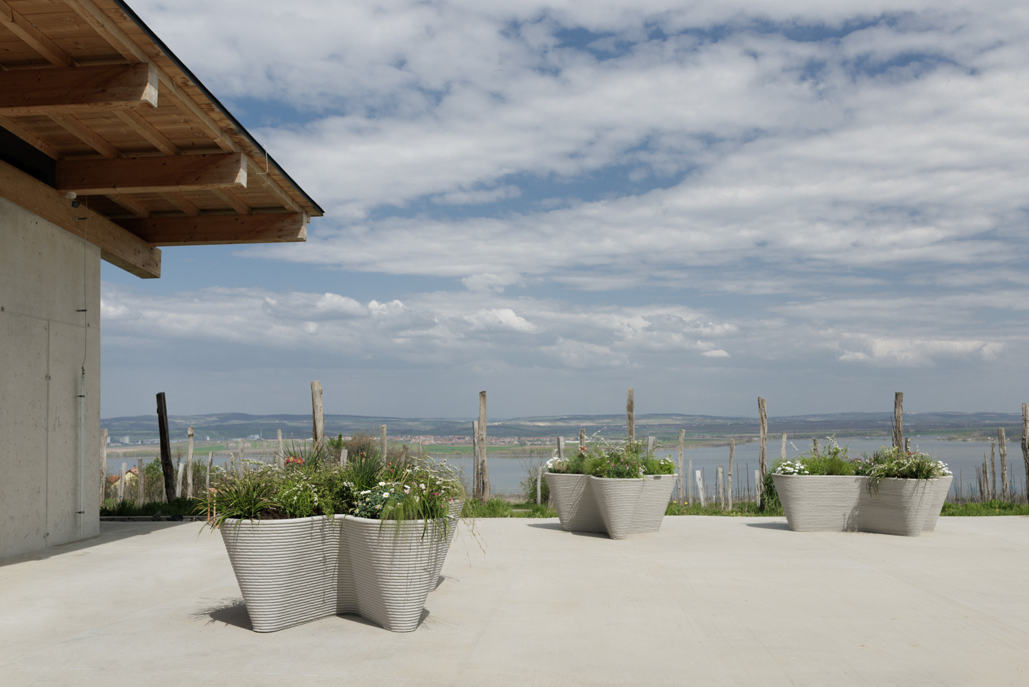 Minimalistické květináče TYPO vyrábí mmcité pomocí 3D tisku jako jedna z prvních firem v České republice