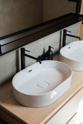 Pokoji také prostupují antracitové detaily. (Rodinný dům v Dehtárech, SP-AM)