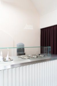 Interiér zmrzlinárny v Brně od architektky Barbory Kudelové