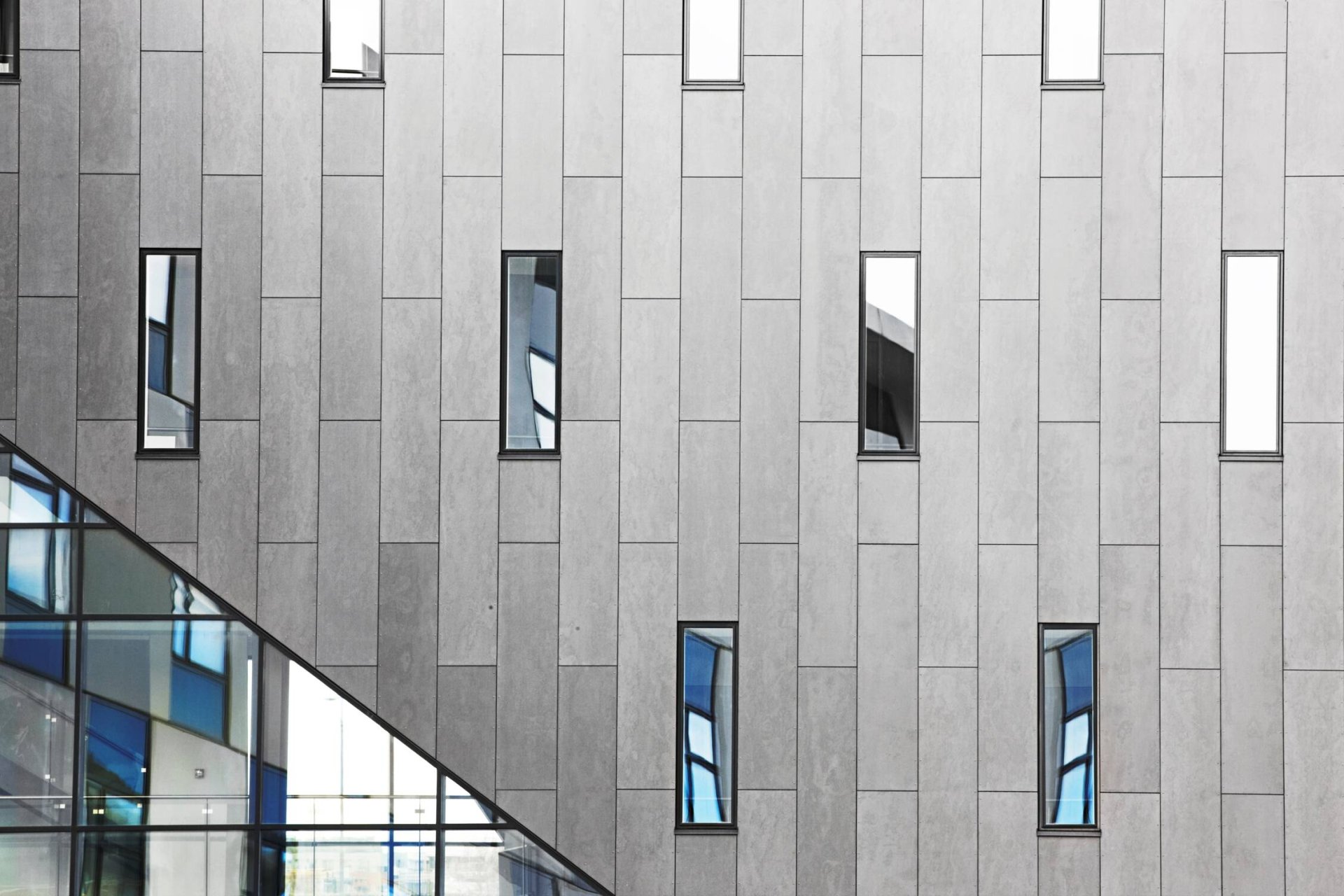 kancelářská budova Visionshuset v Aalborgu v Dánsku z šedých vláknocementových panelů Swisspearl Patina Original