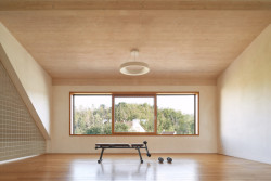 Dům v Ostopovicích, ORA: Většina soukromých pokojů se nachází v patře. Světlo do něj přivádí třeba nový vikýř