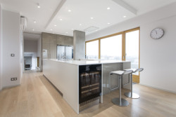 Interiér podle návrhu studia Ambience Design, ve kterém byly použity produkty TechniStone v designu Crystal Absolute White