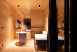 Jelikož není nábytek zabudovaný na pevno, lze jej přesouvat a interiér si tak přizpůsobit podle aktuální potřeby