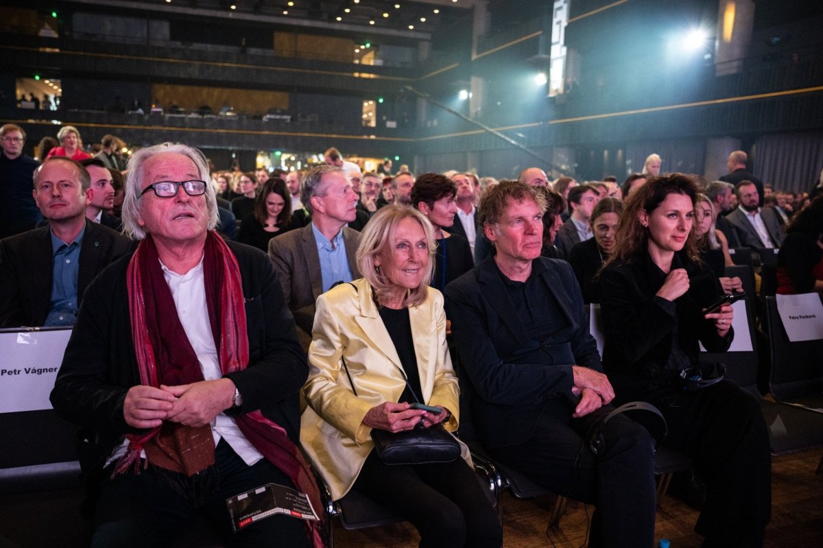 Winy Maas na galavečeru České ceny za architekturu (odleva Ladislava Lábus, Eva Jiřičná, Maas a porotkyně Gilma Teodora Gylyte). Winy Maas navštívil Česko poprvé už jako student, vyučoval tu na fakultě architektury ČVUT a loni také porotoval tuzemskou architektonickou cenu. Při předávání mluvil o tom, že Češi jsou introvertní a skeptičtí a má je za to rád i nerad. Možná trochu podobný je tuzemský vztah k významnému tvůrci. Nikdo však nemůže popřít, že změnil architekturu.  Gratulujeme k experimentálnímu dílu a k narozeninám.