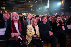 Winy Maas na galavečeru České ceny za architekturu (odleva Ladislava Lábus, Eva Jiřičná, Maas a porotkyně Gilma Teodora Gylyte). Winy Maas navštívil Česko poprvé už jako student, vyučoval tu na fakultě architektury ČVUT a loni také porotoval tuzemskou architektonickou cenu. Při předávání mluvil o tom, že Češi jsou introvertní a skeptičtí a má je za to rád i nerad. Možná trochu podobný je tuzemský vztah k významnému tvůrci. Nikdo však nemůže popřít, že změnil architekturu.  Gratulujeme k experimentálnímu dílu a k narozeninám.